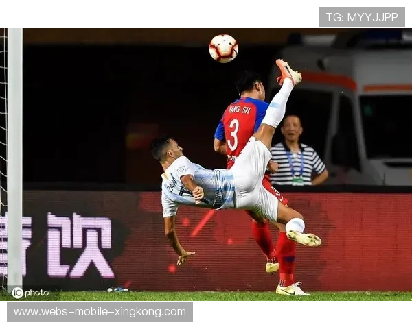 足球后卫倒钩救险：逆境中的精彩瞬间