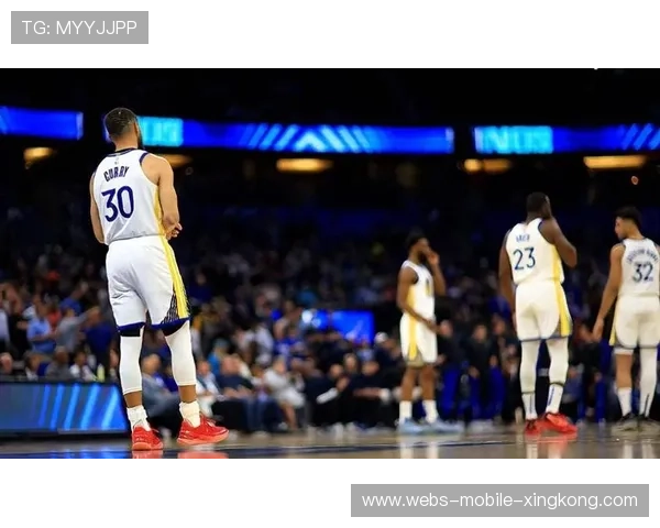 库里组织反击送出小样助攻，勇士攻防转换完美
