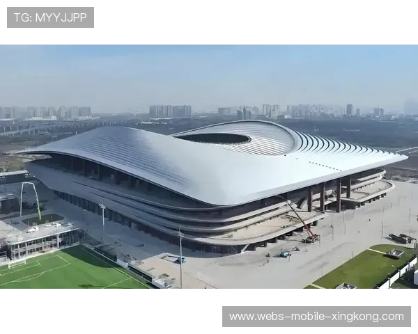 俱乐部在球场维护与安全管理上加大投入，各个俱乐部的球场