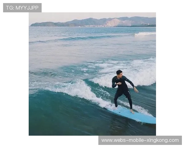 冲浪男孩用头盔装海水带回家