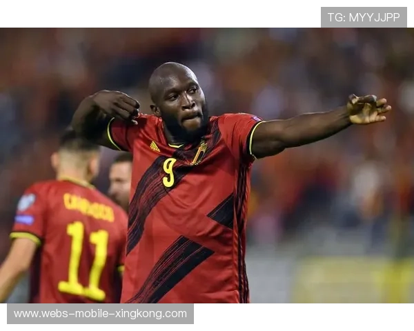 卢卡库反击中大步流星推进形成射门:速度与决心在绿茵场的极致演绎