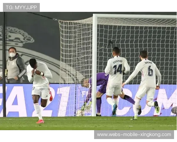 维尼修斯转身抽射命中皇家球网